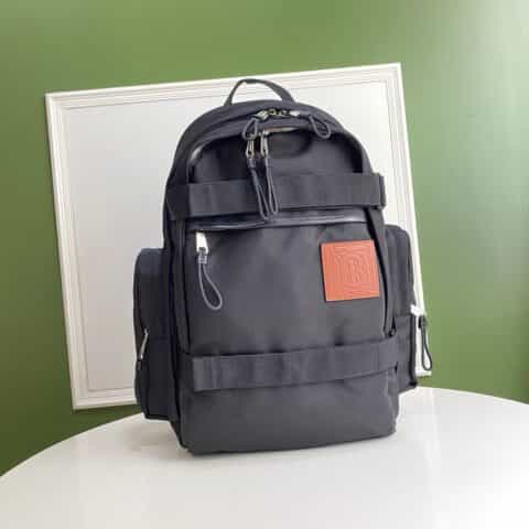 Burberry巴宝莉实用主义尼龙双肩包