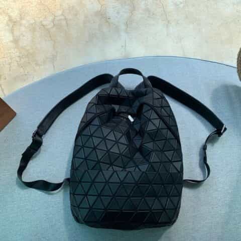 三宅一生黑色简约双肩背包BB76-AG281