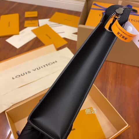 Louis Vuitton LV Pochette Voyage MM 手拿包 M61692