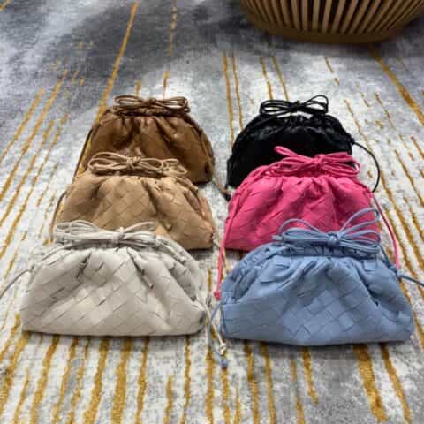 Bottega Veneta葆蝶家 The Mini Pouch编织款云朵包 585852白色