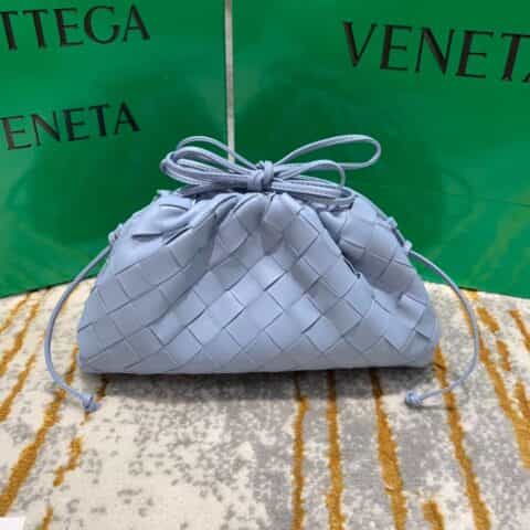 Bottega Veneta葆蝶家 The Mini Pouch编织款云朵包 585852冰蓝色