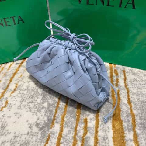 Bottega Veneta葆蝶家 The Mini Pouch编织款云朵包 585852冰蓝色