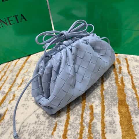 Bottega Veneta葆蝶家 The Mini Pouch编织款云朵包 585852冰蓝色