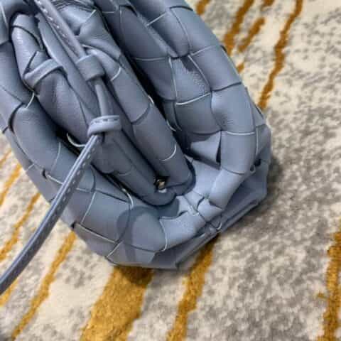 Bottega Veneta葆蝶家 The Mini Pouch编织款云朵包 585852冰蓝色