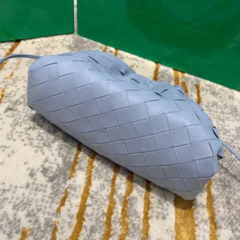 Bottega Veneta葆蝶家 The Mini Pouch编织款云朵包 585852冰蓝色