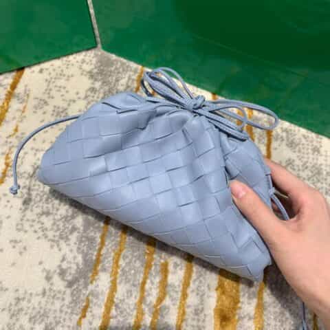 Bottega Veneta葆蝶家 The Mini Pouch编织款云朵包 585852冰蓝色