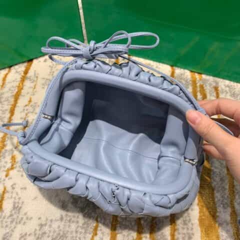 Bottega Veneta葆蝶家 The Mini Pouch编织款云朵包 585852冰蓝色