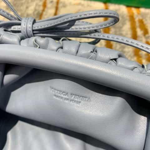 Bottega Veneta葆蝶家 The Mini Pouch编织款云朵包 585852冰蓝色