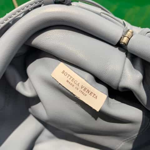 Bottega Veneta葆蝶家 The Mini Pouch编织款云朵包 585852冰蓝色