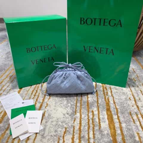 Bottega Veneta葆蝶家 The Mini Pouch编织款云朵包 585852冰蓝色