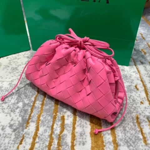 Bottega Veneta葆蝶家 The Mini Pouch编织款云朵包 585852粉红色