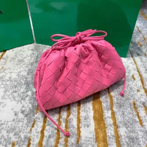 Bottega Veneta葆蝶家 The Mini Pouch编织款云朵包 585852粉红色
