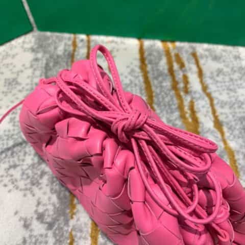 Bottega Veneta葆蝶家 The Mini Pouch编织款云朵包 585852粉红色