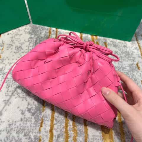 Bottega Veneta葆蝶家 The Mini Pouch编织款云朵包 585852粉红色