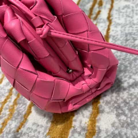 Bottega Veneta葆蝶家 The Mini Pouch编织款云朵包 585852粉红色