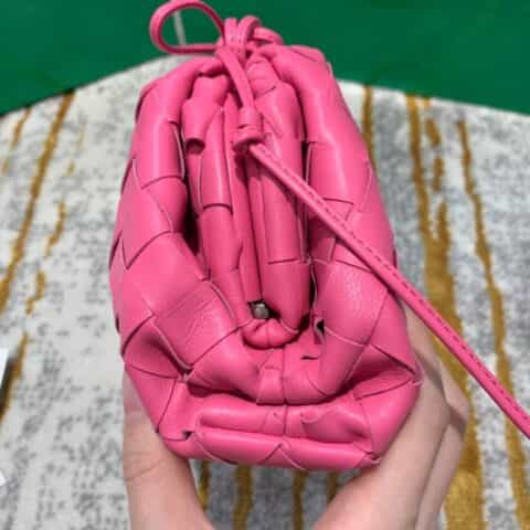 Bottega Veneta葆蝶家 The Mini Pouch编织款云朵包 585852粉红色
