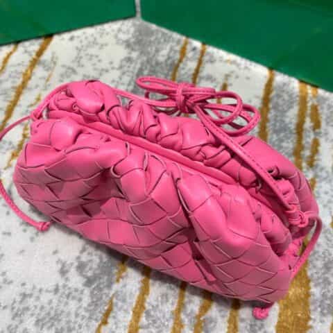 Bottega Veneta葆蝶家 The Mini Pouch编织款云朵包 585852粉红色