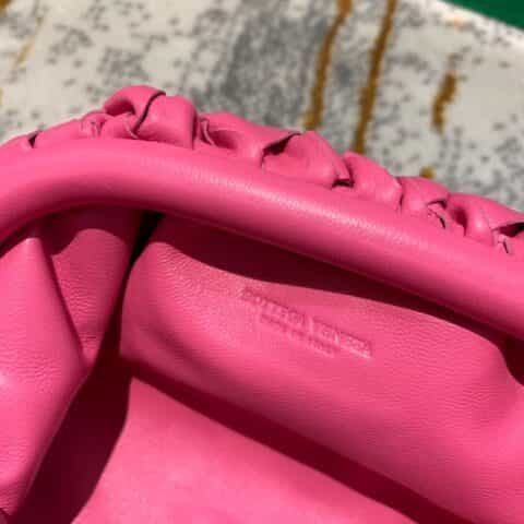 Bottega Veneta葆蝶家 The Mini Pouch编织款云朵包 585852粉红色
