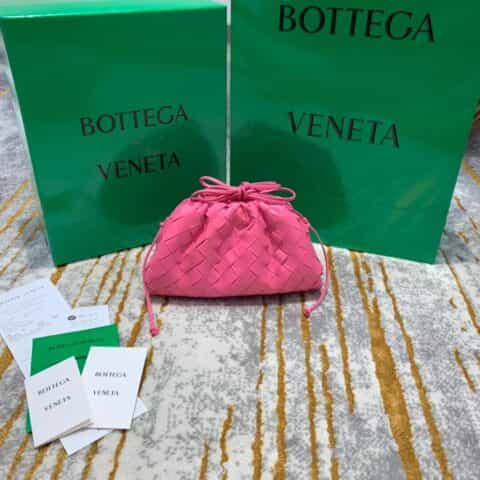 Bottega Veneta葆蝶家 The Mini Pouch编织款云朵包 585852粉红色