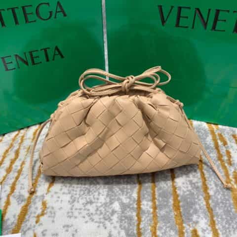 Bottega Veneta葆蝶家 The Mini Pouch编织款云朵包 585852奶茶色