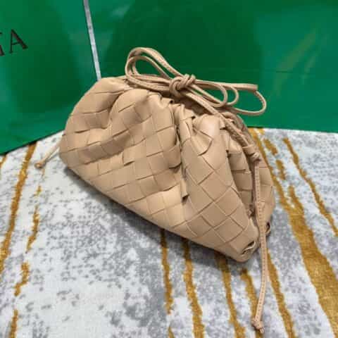 Bottega Veneta葆蝶家 The Mini Pouch编织款云朵包 585852奶茶色