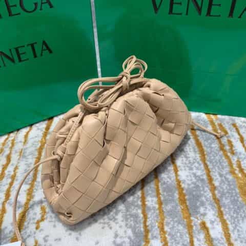 Bottega Veneta葆蝶家 The Mini Pouch编织款云朵包 585852奶茶色