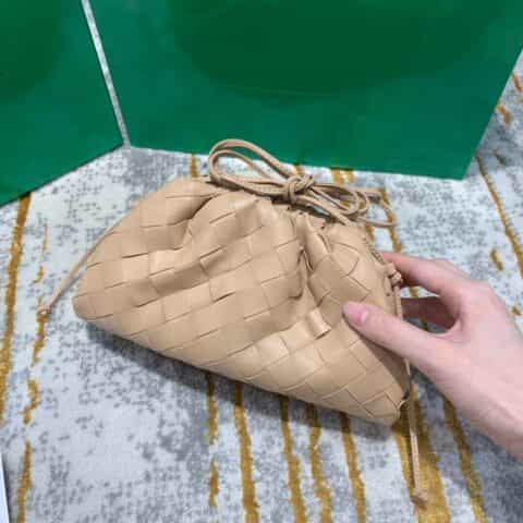 Bottega Veneta葆蝶家 The Mini Pouch编织款云朵包 585852奶茶色