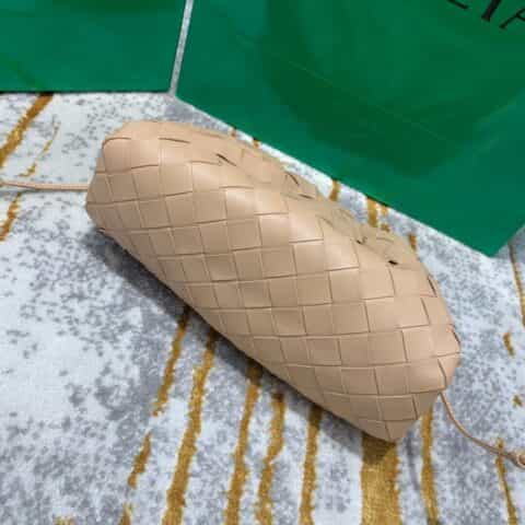 Bottega Veneta葆蝶家 The Mini Pouch编织款云朵包 585852奶茶色