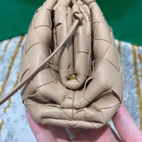 Bottega Veneta葆蝶家 The Mini Pouch编织款云朵包 585852奶茶色