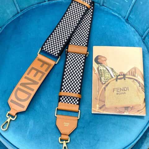 FENDI芬迪标志性字母LOGO配格子宽版肩带910