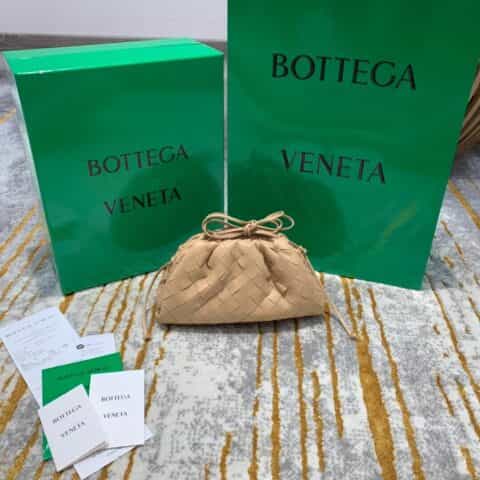 Bottega Veneta葆蝶家 The Mini Pouch编织款云朵包 585852奶茶色