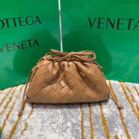 Bottega Veneta葆蝶家 The Mini Pouch编织款云朵包 585852焦糖色