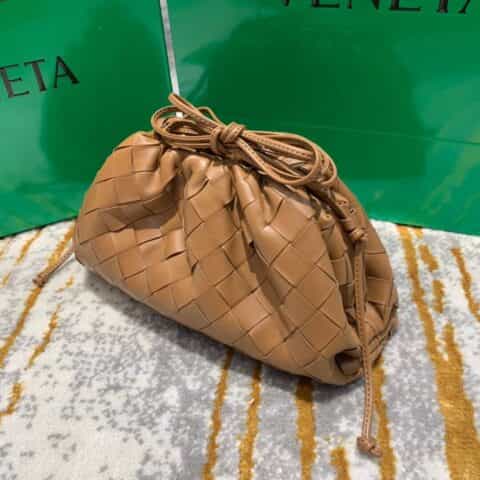 Bottega Veneta葆蝶家 The Mini Pouch编织款云朵包 585852焦糖色