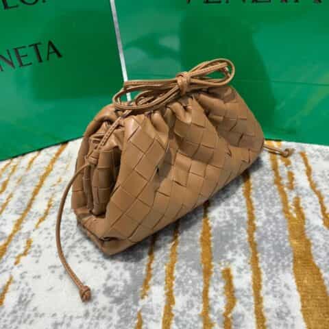 Bottega Veneta葆蝶家 The Mini Pouch编织款云朵包 585852焦糖色