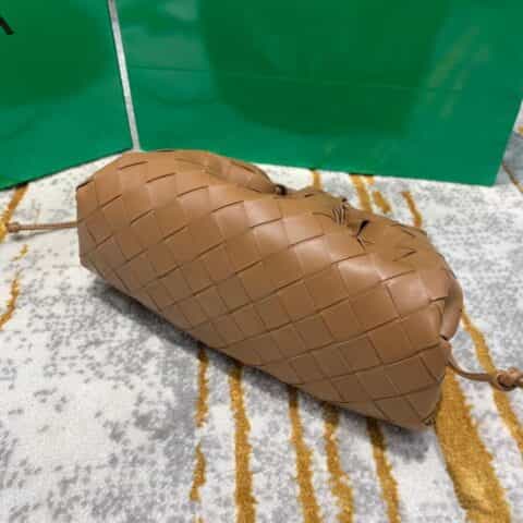 Bottega Veneta葆蝶家 The Mini Pouch编织款云朵包 585852焦糖色