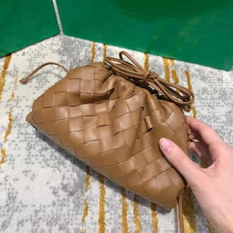 Bottega Veneta葆蝶家 The Mini Pouch编织款云朵包 585852焦糖色