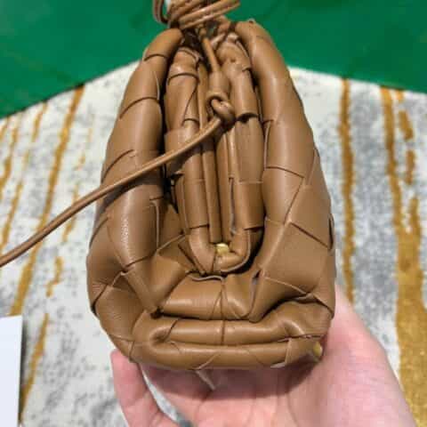 Bottega Veneta葆蝶家 The Mini Pouch编织款云朵包 585852焦糖色