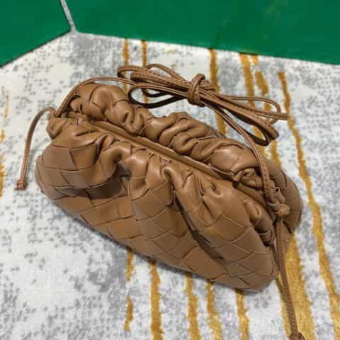 Bottega Veneta葆蝶家 The Mini Pouch编织款云朵包 585852焦糖色