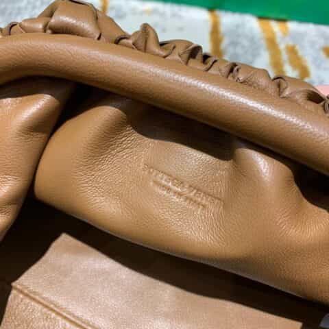 Bottega Veneta葆蝶家 The Mini Pouch编织款云朵包 585852焦糖色