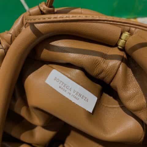 Bottega Veneta葆蝶家 The Mini Pouch编织款云朵包 585852焦糖色