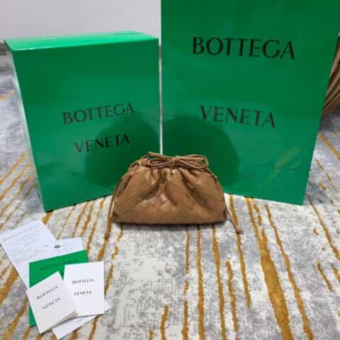 Bottega Veneta葆蝶家 The Mini Pouch编织款云朵包 585852焦糖色