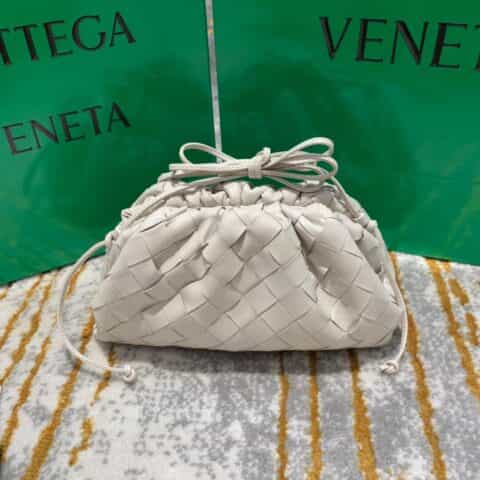 Bottega Veneta葆蝶家 The Mini Pouch编织款云朵包 585852白色