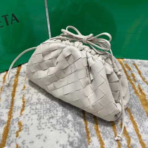 Bottega Veneta葆蝶家 The Mini Pouch编织款云朵包 585852白色