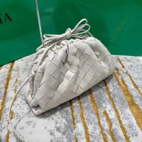 Bottega Veneta葆蝶家 The Mini Pouch编织款云朵包 585852白色