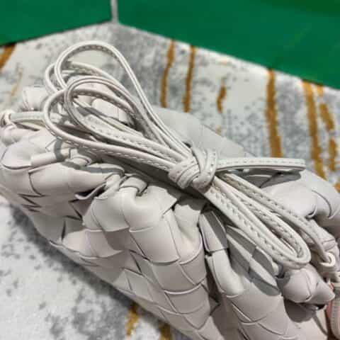 Bottega Veneta葆蝶家 The Mini Pouch编织款云朵包 585852白色
