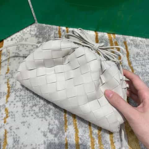Bottega Veneta葆蝶家 The Mini Pouch编织款云朵包 585852白色