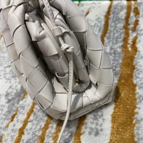 Bottega Veneta葆蝶家 The Mini Pouch编织款云朵包 585852白色