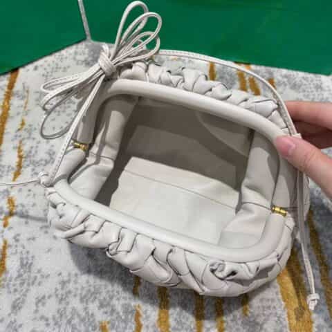 Bottega Veneta葆蝶家 The Mini Pouch编织款云朵包 585852白色