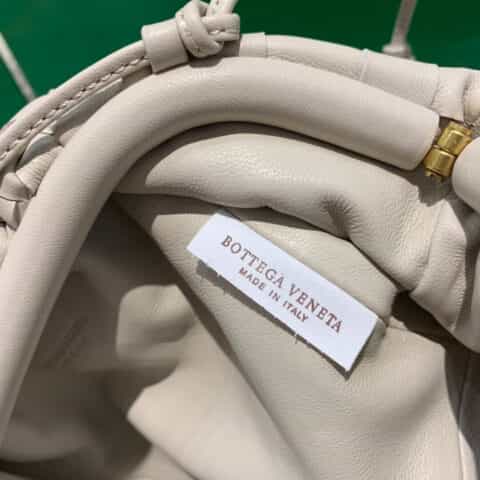Bottega Veneta葆蝶家 The Mini Pouch编织款云朵包 585852白色