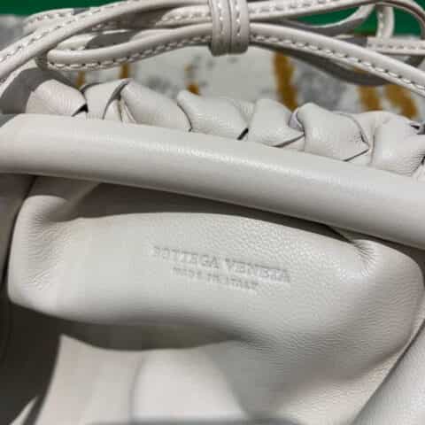 Bottega Veneta葆蝶家 The Mini Pouch编织款云朵包 585852白色